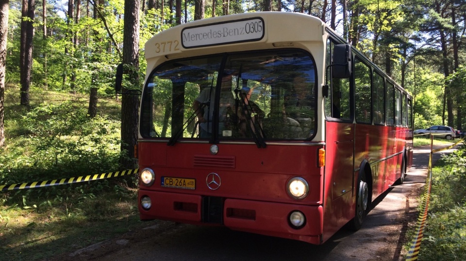 Na teren dawnej fabryki zwiedzających dowoził zabytkowy bus. Fot. Kamila Zroślak