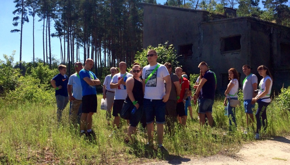 Po zarośniętych zielenią pustostanach, zainteresowanych oprowadzał przewodnik. Fot. Kamila Zroślak