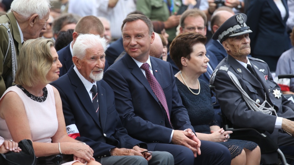 Obchody 73. rocznicy wybuchu powstania warszawskiego. Prezydent Andrzej Duda (C), prezydent Warszawy Hanna Gronkiewicz-Waltz (2P), Prezes Światowego Związku Żołnierzy AK Leszek Żukowski (2L), prezes Zarządu Głównego Związku Powstańców Warszawskich Zbigniew Ścibor-Rylski (P) i pełnomocnik prezesa Rady Ministrów do spraw dialogu międzynarodowego, senator Anna Maria Anders (L). Fot PAP/Rafał Guz