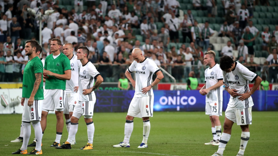 Na zdjęciu piłkarze Legii Warszawa po środowym rewanżowym meczu z FK Astana w 3. rundzie eliminacji Ligi Mistrzów. Fot. PAP/Bartłomiej Zborowski