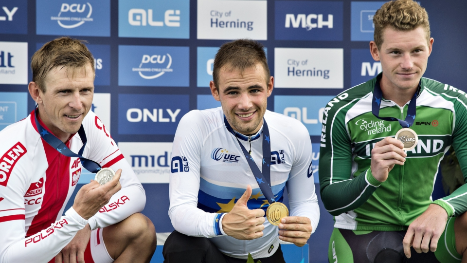 Na zdjęciu medaliści indywidualnej jazdy na czas na ME w kolarstwie. Pierwszy od lewej Maciej Bodnar. Fot. PAP/ EPA/Henning Bagger