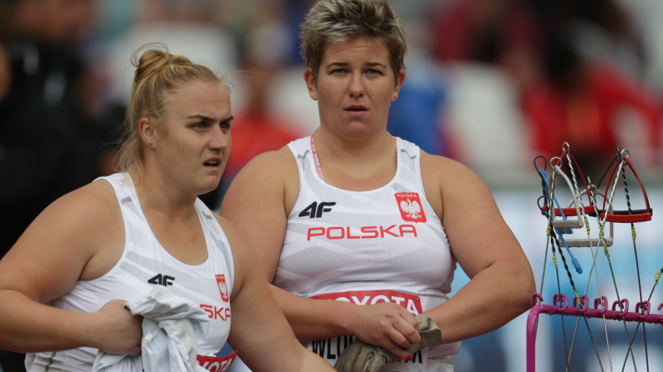 Na zdjęciu od lewej Joanna Fiodorow i Anita Włodarczyk podczas sobotnich kwalifikacji rzutu młotem kobiet na lekkoatletycznych MŚ w Londynie. Fot. PAP/Bartłomiej Zborowski