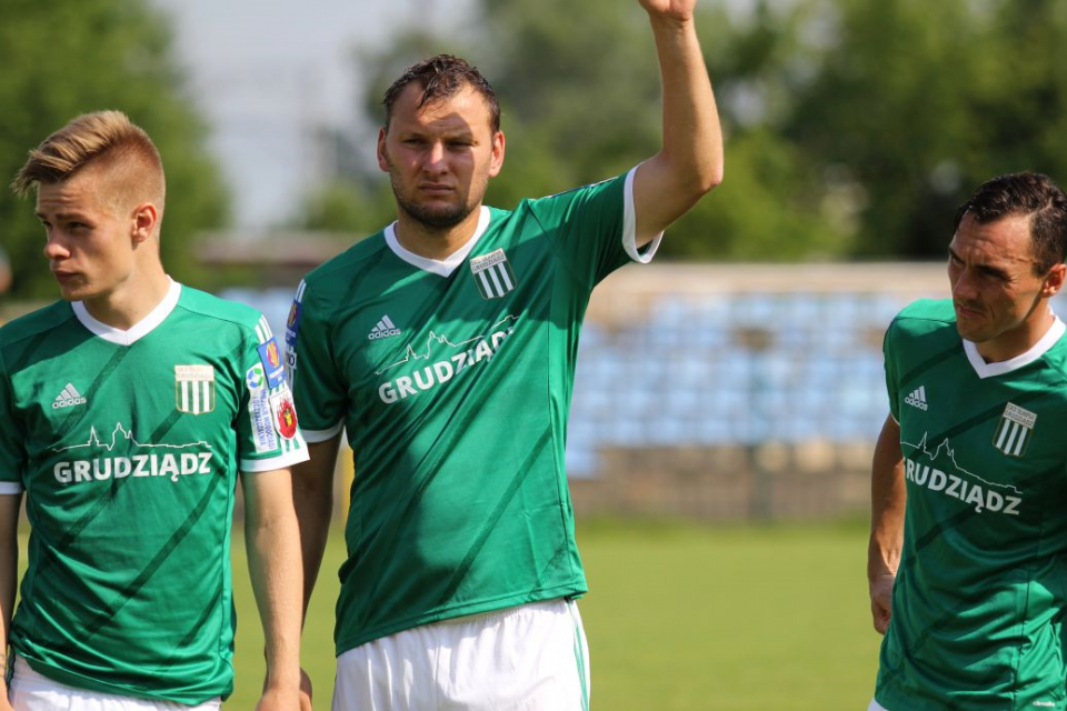 Na zdjęciu piłkarze Olimpii Grudziądz, którzy sezon 2017/2018 1. ligi rozpoczęli od dwóch zwycięstw. Fot. Tomasz Warsiński