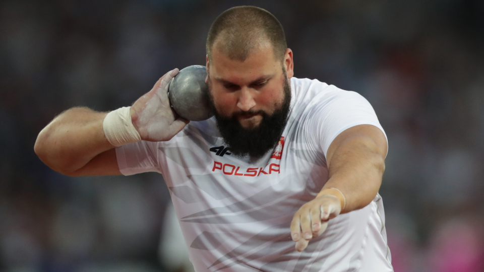 Na zdjęciu Michał Haratyk podczas niedzielnego finału pchnięcia kulą na lekkoatletycznych MŚ w Londynie. Fot. PAP/Bartłomiej Zborowski