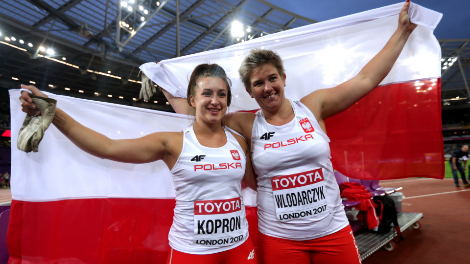 Na zdjęciu dwie polskie medalistki rzutu młotem kobiet na lekkoatletycznych MŚ w Londynie. Od lewej Malwina Kopron i Anita Włodarczyk. Fot. PAP/Bartłomiej Zborowski