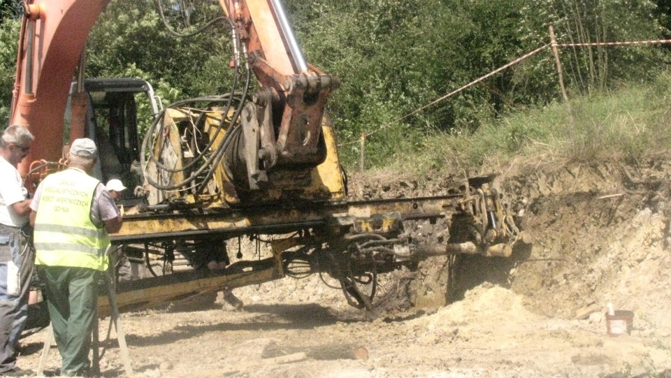 Instalowane są pale stabilizujące grunt. Fot. Agnieszka Zielińska