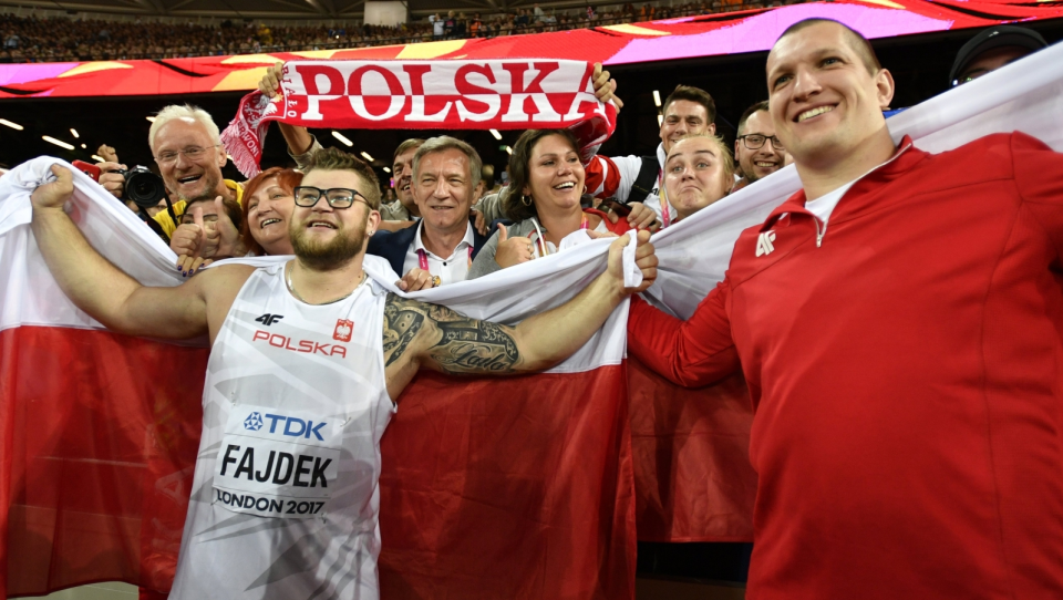 Na zdjęciu Paweł Fajdek i Wojciech Nowicki, którzy wraz z kibicami na stadionie w Londynie cieszą się z medali lekkoatletycznych MŚ. Fot. PAP/EPA/FRANCK ROBICHON