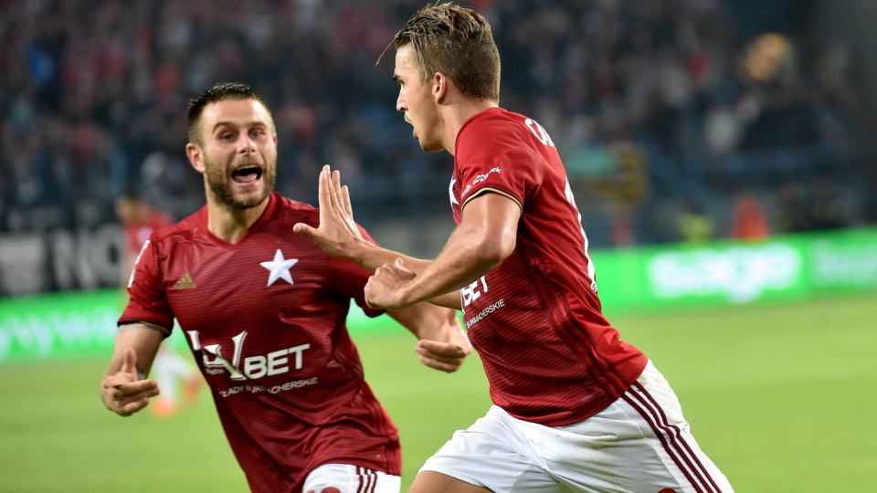 Na zdjęciu piłkarze Wisły Kraków cieszący się ze strzelenia bramki podczas derbowego starcia z Cracovią w 5. kolejce ekstraklasy. Fot. PAP/Jacek Bednarczyk