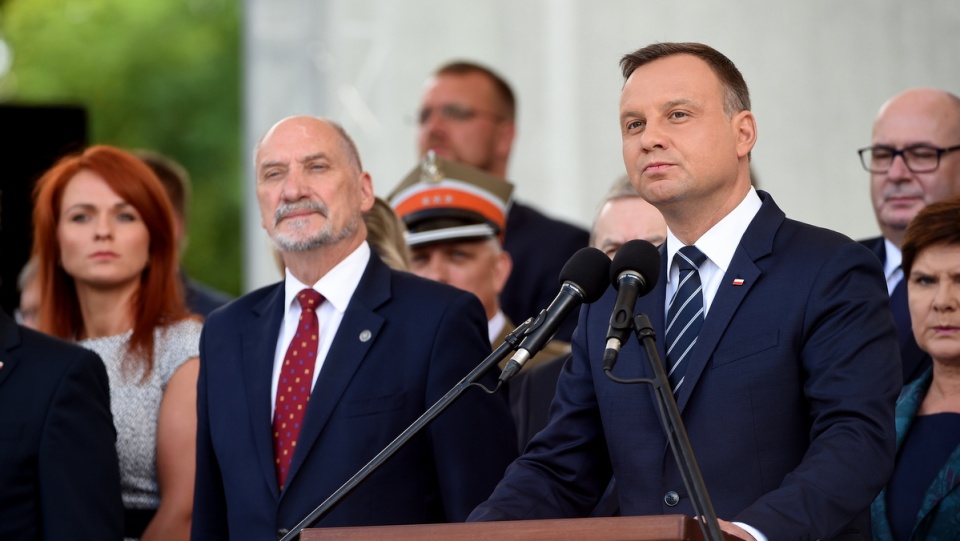 Wystąpienie prezydenta Andrzeja Dudy (P) podczas głównych uroczystości obchodów Święta Wojska Polskiego przed Belwederem w Warszawie. Fot. PAP/Radek Pietruszka