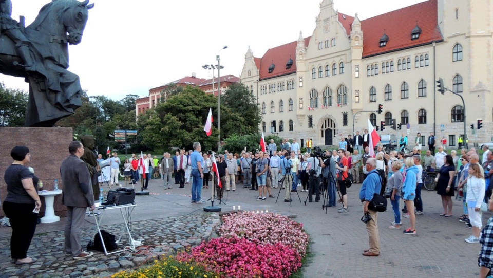 Pod bydgoskim pomnikiem króla Kazimierza Wielkiego manifestowało ponad 100 osób. Fot. Damian Klich