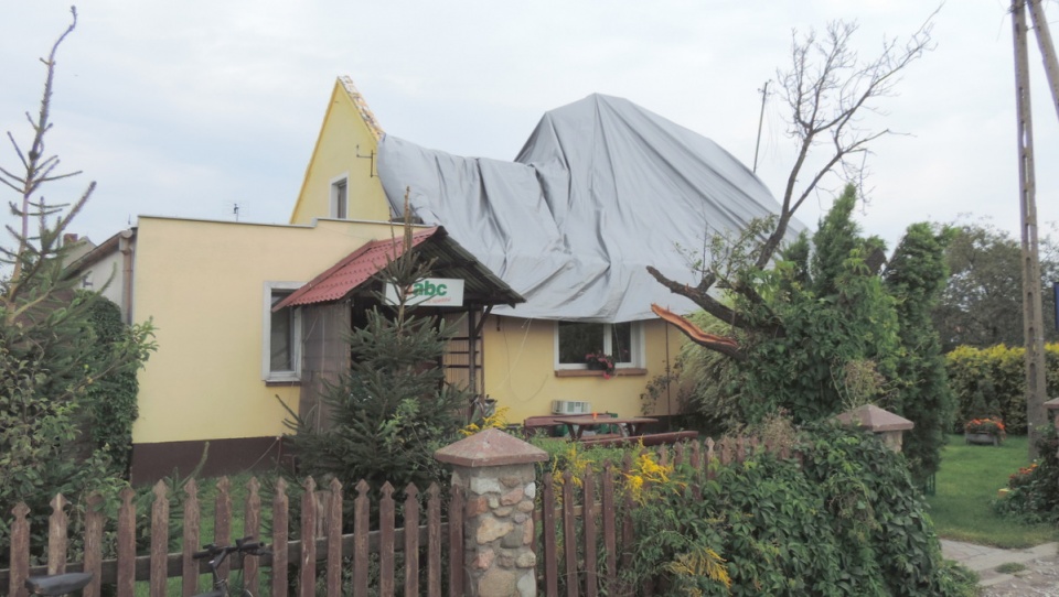 Zniszczone domy, uszkodzona sieć energetyczna i połamane drzewa to krajobraz po burzy. Fot. Lech Przybyliński