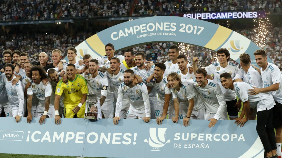 Na zdjęciu piłkarze Realu Madryt cieszą się z wywalczenia po raz 10. Superpucharu Hiszpanii. Fot. PAP/EPA/CHEMA MOYA