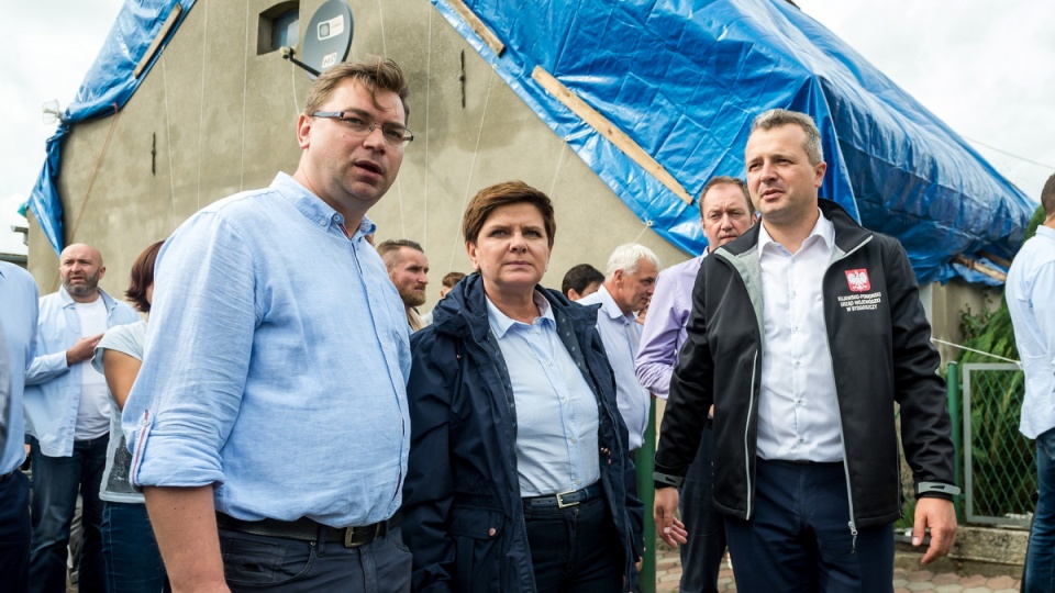 Premier Beata Szydło (C) podczas wizyty u poszkodowanej przez nawałnicę rodziny państwa Góreckich w Małej Kloni. Obok wójt Gostycyna Ireneusz Kucharski (L) i wojewoda kujawsko-pomorski Mikołaj Bogdanowicz (P). Fot. PAP/Tytus Żmijewski