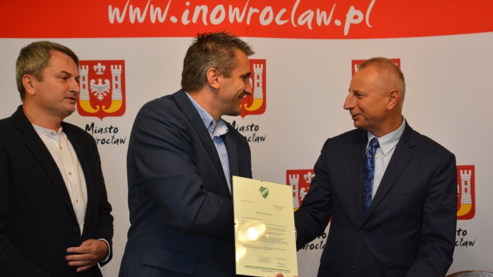 Zgodnie z podpisanymi umowami, kluby będą umieszczały logo miasta na koszulkach oraz eksponowały symbole Inowrocławia na obiektach oraz stronach internetowych. Fot. Nadesłana