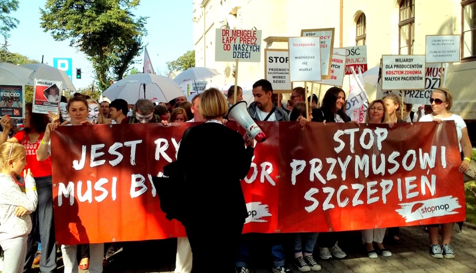 Ulicami Inowrocławia ruszył marsz przeciwko obowiązkowym szczepieniom noworodków. Fot. Kamila Zroślak