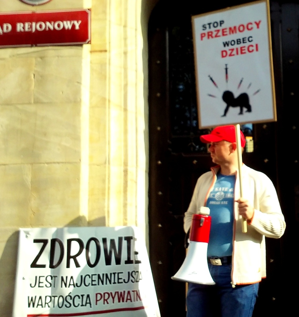 Przed inowrocławskim Sądem Rejonowym zebrali się przeciwnicy obowiązkowych szczepień noworodków. Fot. Kamila Zroślak