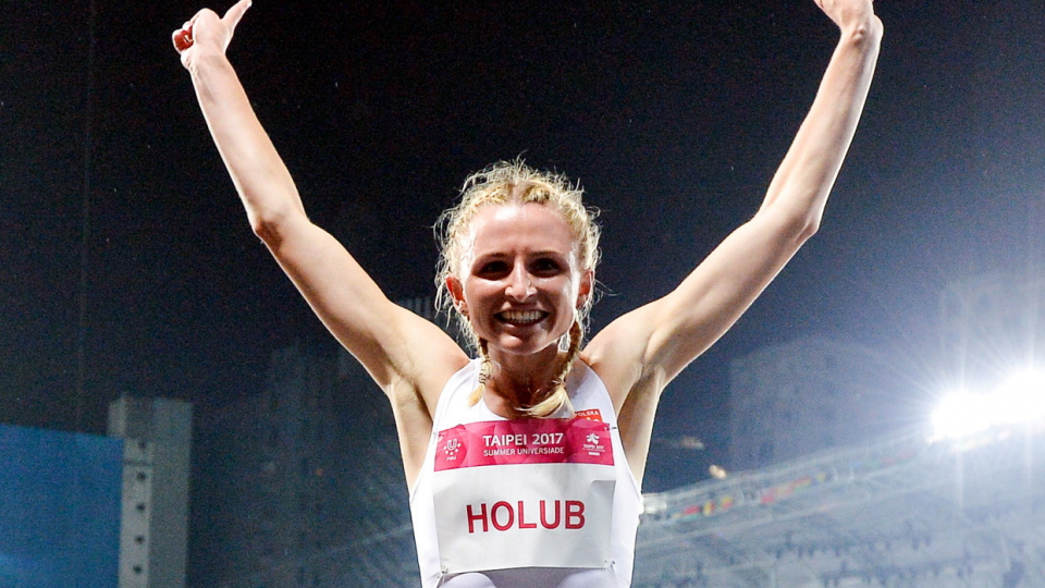 Na zdjęciu Małgorzata Hołub po wywalczeniu złotego medalu w biegu na 400 metrów na Uniwersjadzie 2017. Fot. PAP/AZS Paweł Skraba