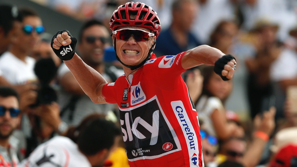 Na zdjęciu Brytyjczyk Christopher Froome cieszący się ze zwycięstwa na 9. etapie Vuelta a Espana 2017. Fot. PAP/EPA/JAVIER LIZON