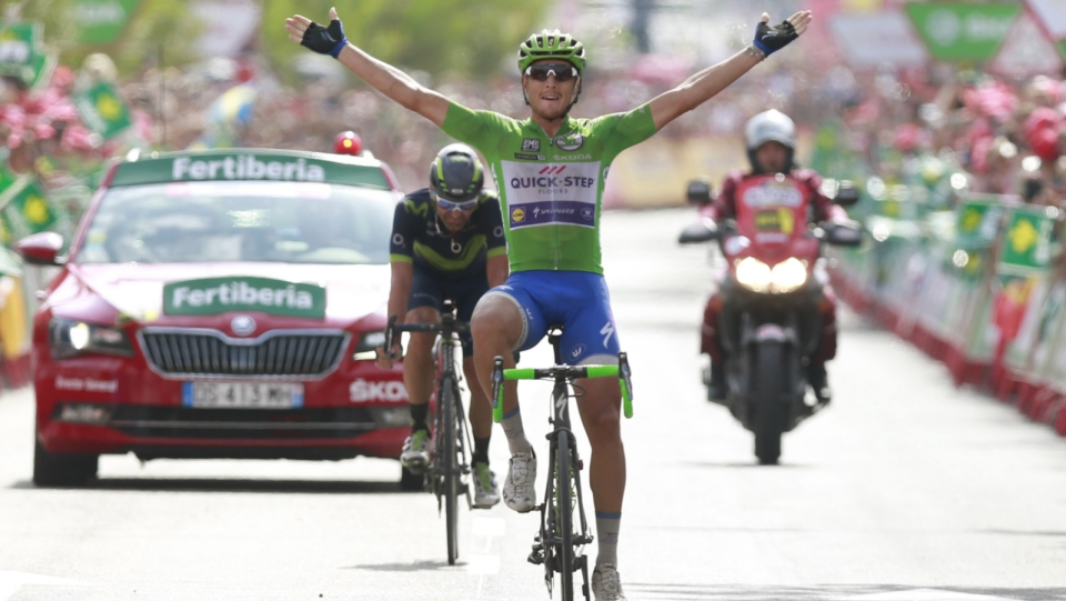 Na zdjęciu Włoch Matteo Trentin cieszący się ze zwycięstwa na 10. etapie Vuelta a Espana 2017. Fot. PAP/EPA/Javier Lizon