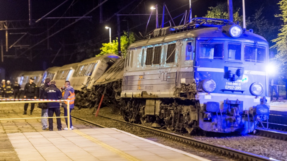 Z pociągu osobowego ewakuowano 130 pasażerów. Dwadzieścia osób zostało poszkodowanych. Fot. Tytus Żmijewski