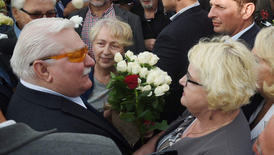 Były prezydent RP, przywódca "Solidarności" Lech Wałęsa (L) złożył kwiaty przy Bramie nr 2 Stoczni Gdańskiej, 31 bm., podczas obchodów 37. rocznicy Sierpnia 