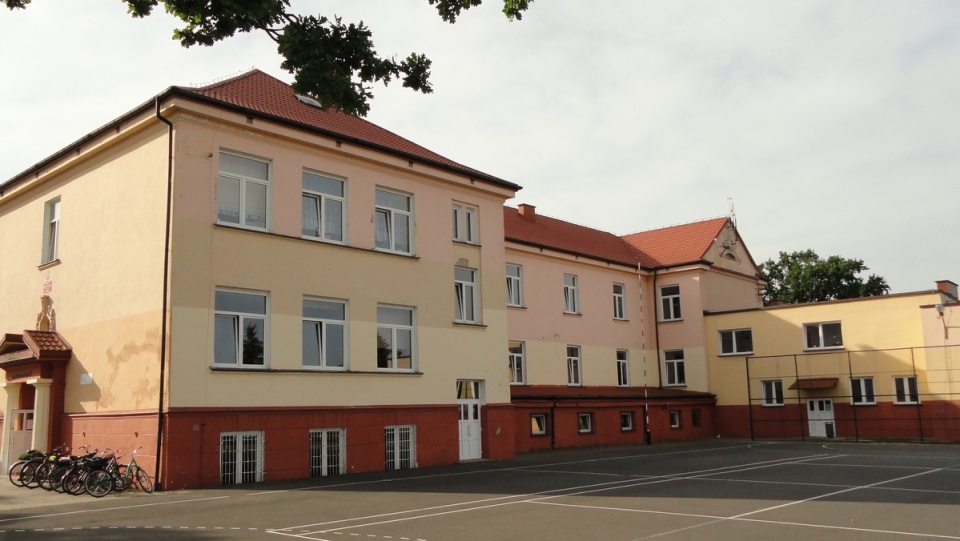 Od poniedziałku Urząd Gminy w Choceniu będzie działał w budynku po dawnej szkole. Fot. Sławomir Kukiełczyński