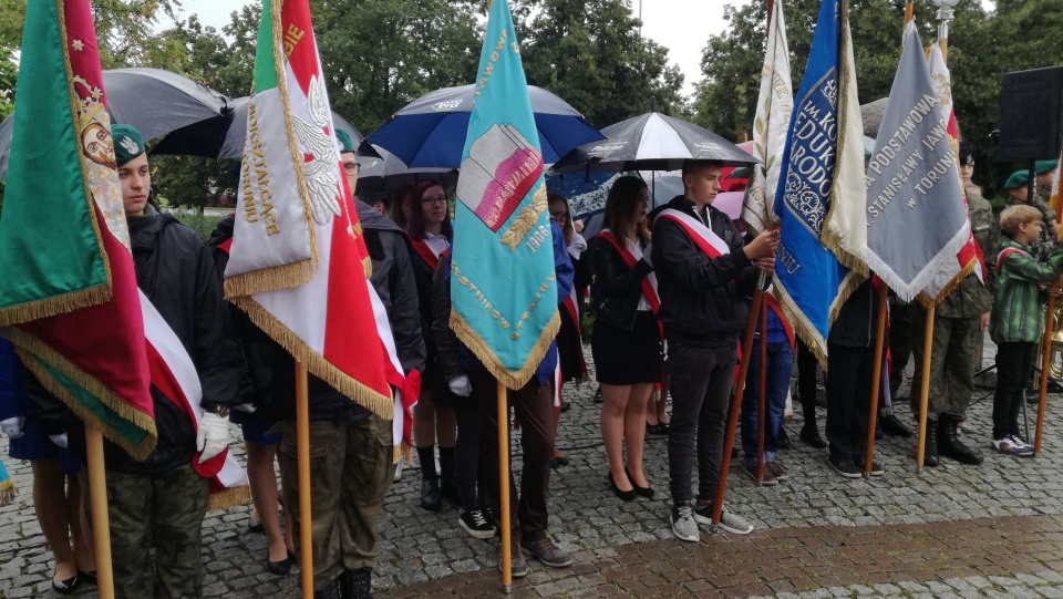 W toruńskich obchodach pod pomnikiem "Ku czci poległych i pomordowanych przez hitlerowskiego najeźdźcę w latach 1939-1945" wzięli udział kombatanci, samorządowcy i uczniowie. Fot. Michał Zaręba