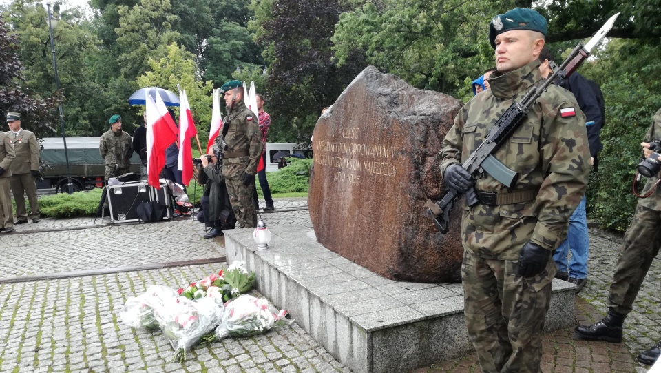 W toruńskich obchodach pod pomnikiem "Ku czci poległych i pomordowanych przez hitlerowskiego najeźdźcę w latach 1939-1945" wzięli udział kombatanci, samorządowcy i uczniowie. Fot. Michał Zaręba