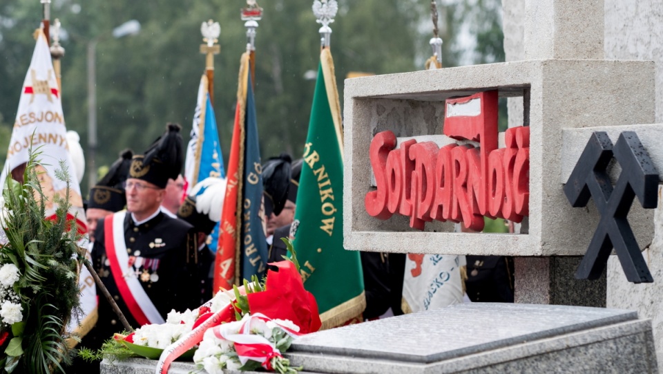 Obchody 37. rocznicy podpisania Porozumienia Jastrzębskiego i powstania NSZZ Solidarność. Uroczystości pod pomnikiem Porozumienia Jastrzębskiego przy kopalni Zofiówka (dawny Manifest Lipcowy) w Jastrzębiu Zdroju. PAP/Andrzej Grygiel