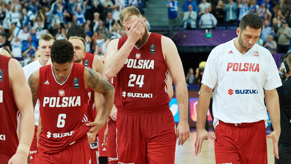 Na zdjęciu załamani koszykarze reprezentacji Polski po porażce z Finlandią na ME 2017. Fot. PAP/Adam Warżawa