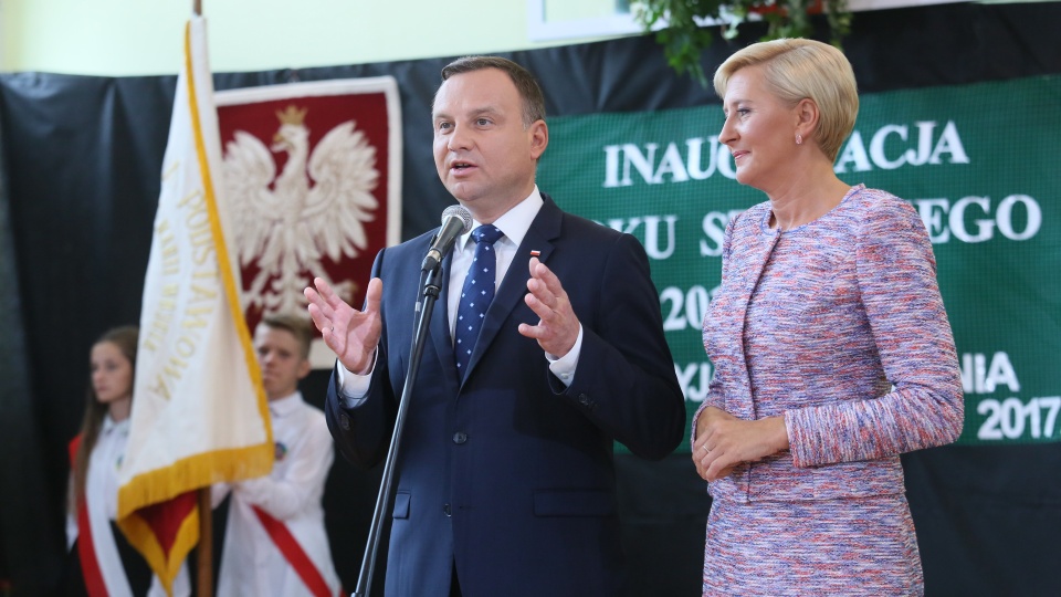 Prezydent Andrzej Duda (L) wraz z małżonką Agatą Kornhauser-Dudą (P) uczestniczą w inauguracji roku szkolnego w Szkole Podstawowej im. Marii Wójcik w Wilkowyi na Mazowszu. Fot. PAP/Leszek Szymański