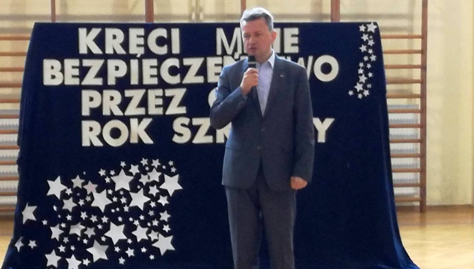 Podczas specjalnej lekcji, minister Mariusz Błaszczak mówił uczniom m.in. o zagrożeniach w internecie i zachowaniu na drodze. Fot. Michał Zaręba