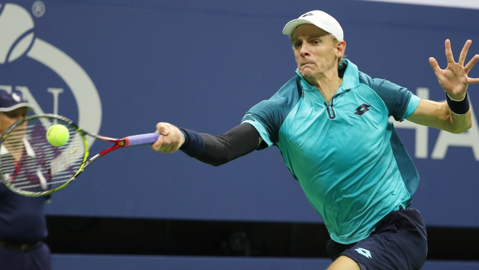 Na zdjęciu Kevin Andersson podczas ćwierćfinałowego meczu w US Open 2017. Fot. PAP/EPA/ANDREW GOMBERT