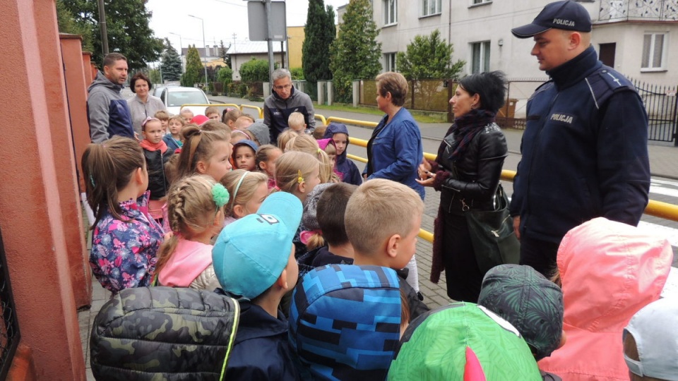 Policjanci z wydziału prewencji KMP odwiedzili Szkołę Podstawową nr 36 w Bydgoszczy. Fot. Damian Klich