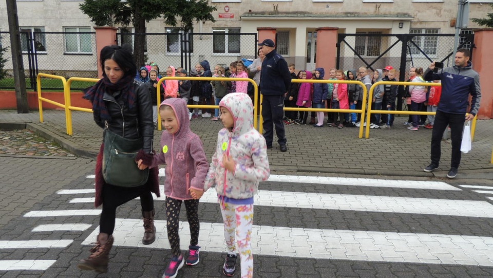 Policjanci z wydziału prewencji KMP odwiedzili Szkołę Podstawową nr 36 w Bydgoszczy. Fot. Damian Klich