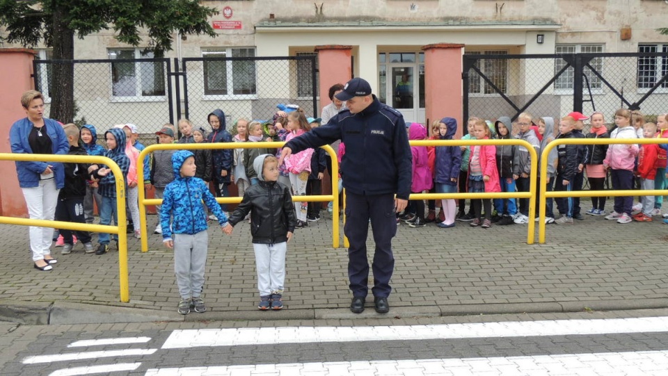 Policjanci z wydziału prewencji KMP odwiedzili Szkołę Podstawową nr 36 w Bydgoszczy. Fot. Damian Klich