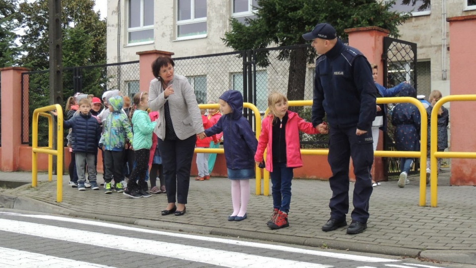 Policjanci z wydziału prewencji KMP odwiedzili Szkołę Podstawową nr 36 w Bydgoszczy. Fot. Damian Klich