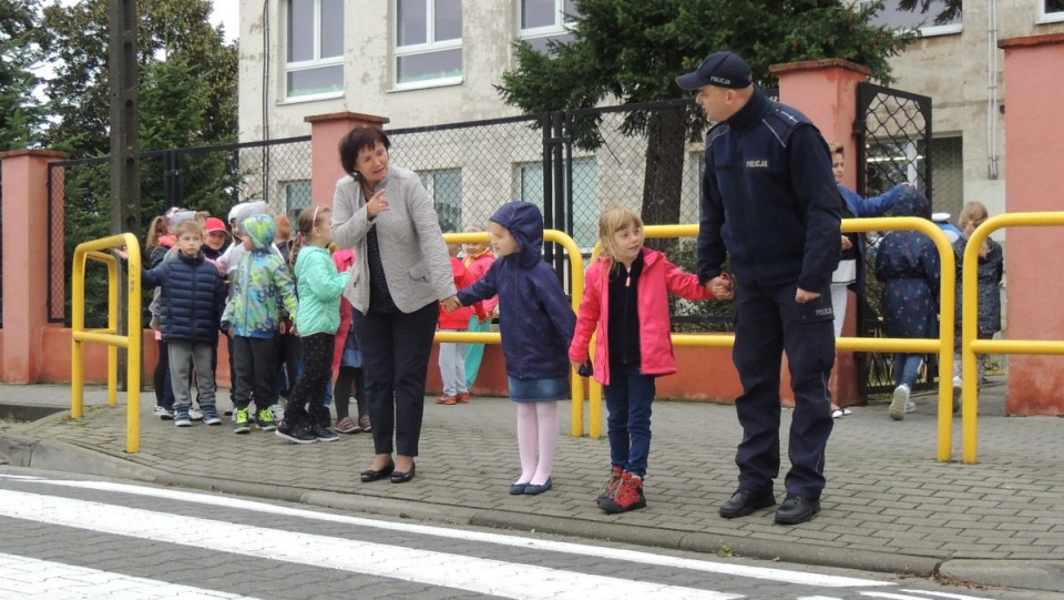 Policjanci z wydziału prewencji KMP odwiedzili Szkołę Podstawową nr 36 w Bydgoszczy. Fot. Damian Klich