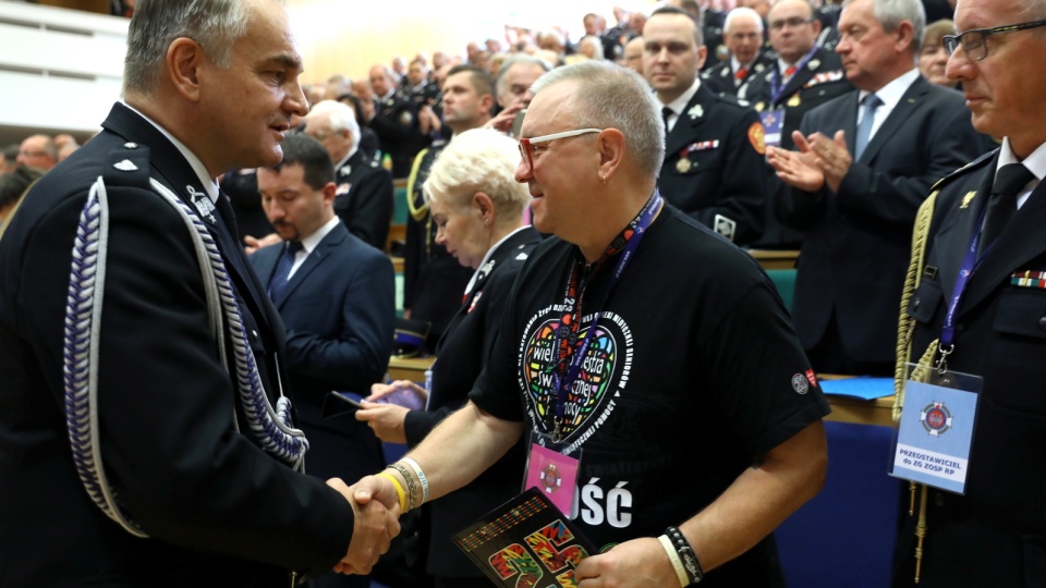 Udział Jurka Owsiaka w zjeździe OSP związany jest ze wsparciem WOŚP dla jednostek OSP, które prowadziły akcję ratowniczą na terenach zniszczonych przez nawałnice. Fot. PAP/Rafał Guz