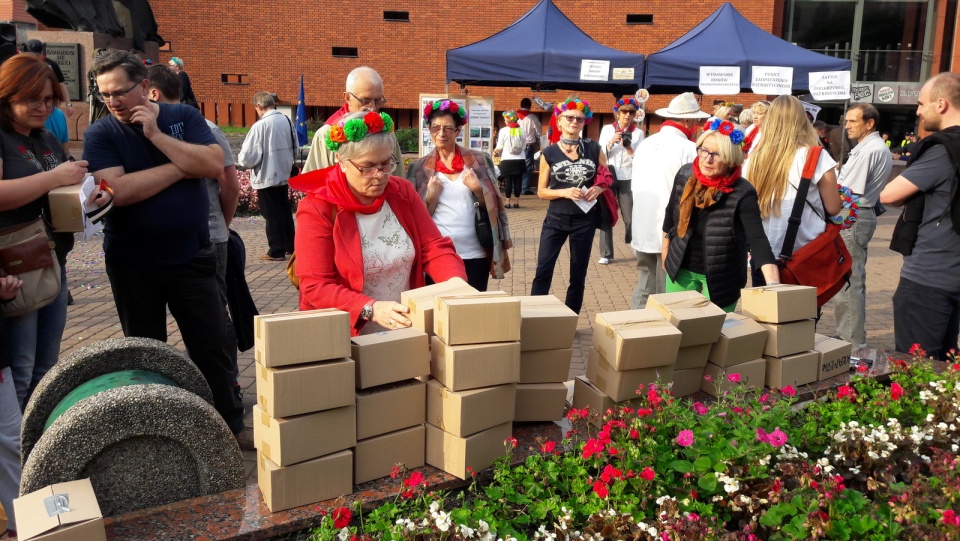 Uczestnicy wiecu budowali symboliczny mur odgradzający Polskę od Europy. Fot. Kamila Zroślak