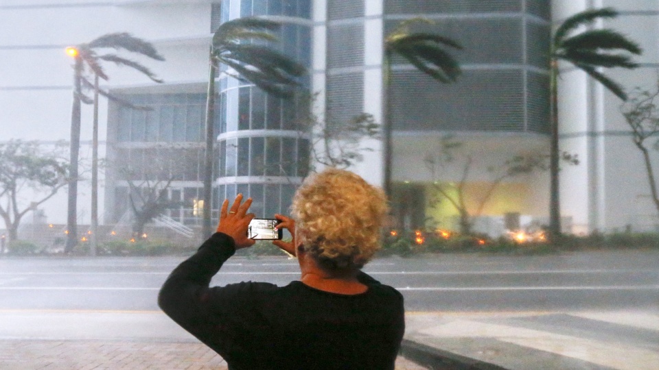 Mężczyzna rejestruje zdarzenia w Miami. Fot. PAP/EPA