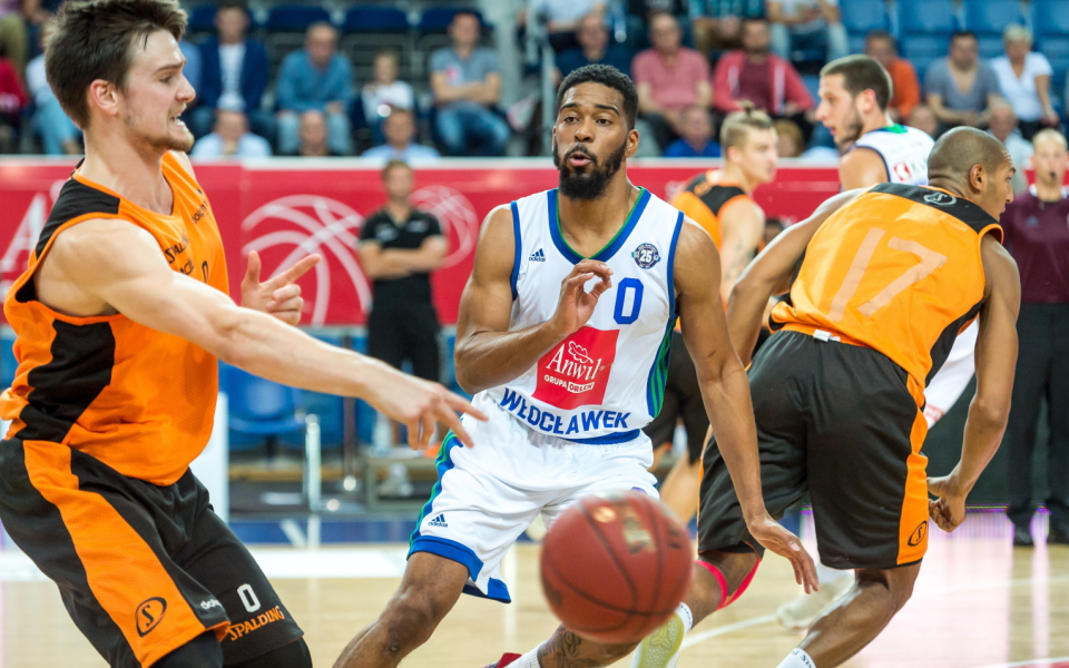 Zdjęcie z finałowego meczu Kasztelan Basketball Cup 2017 we Włocławku. Fot. PAP/Tytus Żmijewski