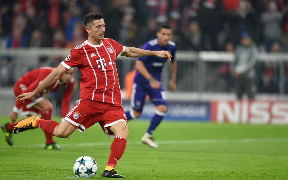 Na zdjęciu Robert Lewandowski podczas wykonywania rzutu karnego w meczu Bayernu Monachium z RSC Anderlechtem Bruksela. Fot.PAP/DPA/Andreas Geber