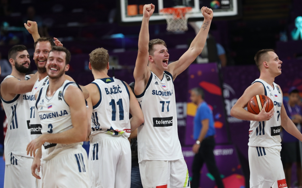 Na zdjęciu koszykarze reprezentacji Słowenii, którzy cieszą się z awansu do półfinału ME 2017. Fot. PAP/EPA/SEDAT SUNA