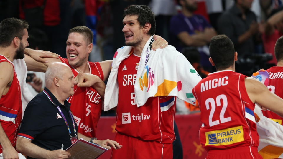 Na zdjęciu koszykarska drużyna reprezentacji Serbii cieszy się awansu do finału ME 2017. Fot. PAP/EPA/TOLGA BOZOGLU