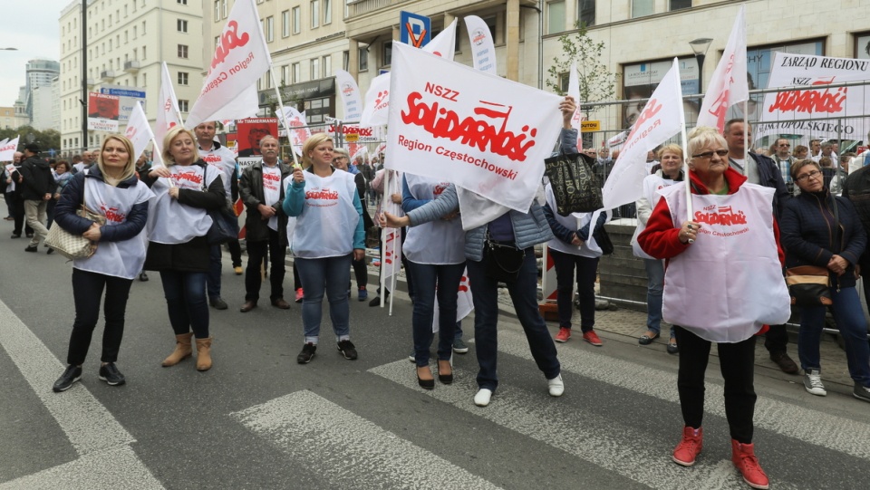 Protest pod hasłem "Wiek emerytalny - nasze prawo, nasz wybór" zorganizowany przez NSZZ "Solidarność" przed warszawską siedzibą Komisji Europejskiej. Fot. PAP/Paweł Supernak