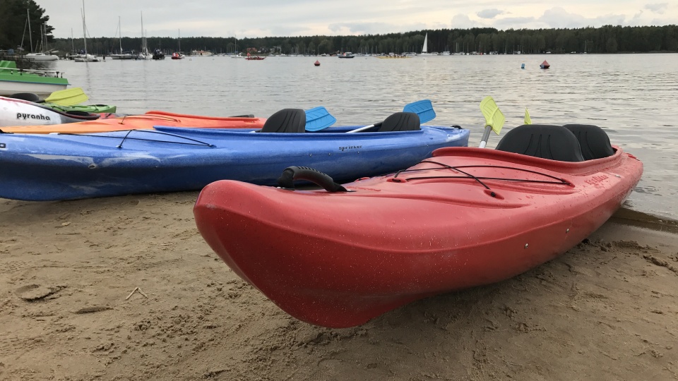 Na plażę w Pieczyskach zjechali wielbiciele kajaków z całego kraju. Fot. Tomasz Kaźmierski