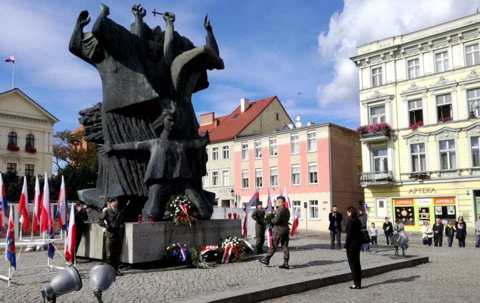 Na Starym Rynku w Bydgoszczy przedstawiciele służb mundurowych i lokalnych władz oddali cześć Polakom wywiezionym na Syberię. Fot. Robin Jesse
