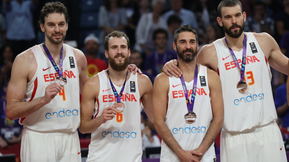 Na zdjęciu koszykarze reprezentacji Hiszpanii z brązowymi medalami ME 2017. Fot. PAP/EPA/TOLGA BOZOGLU
