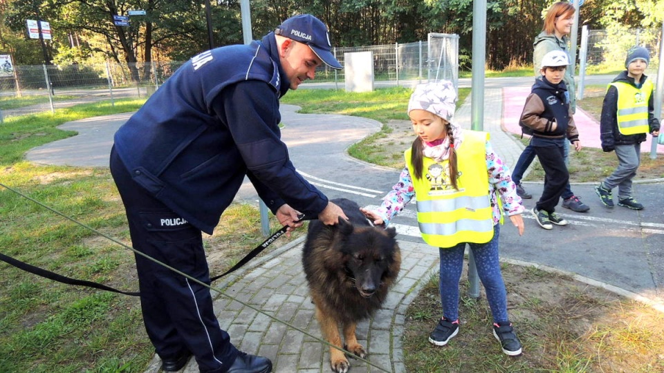 W bydgoskim Myślęcinku rozpoczęły się warsztaty, podczas których dzieci uczą się zasad bezpieczeństwa. Fot. Damian Klich